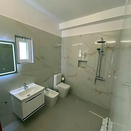 Kaloshi Hotell